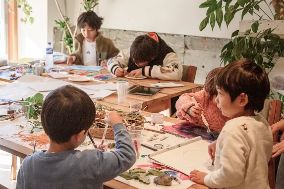 Children crafting using mixed mediums