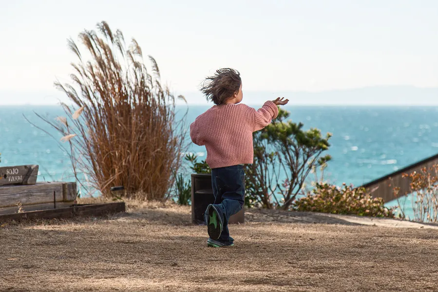 Kids working together outside